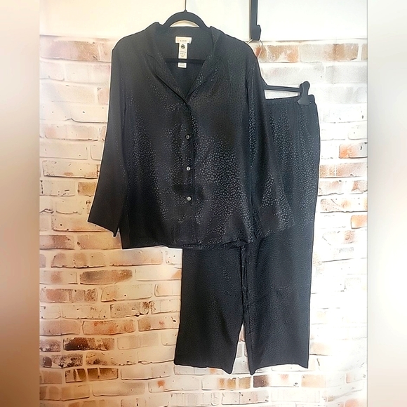 Natori Black Satin Two Piece Pajama Set Medium Silky Sexy Long Sleeve - Picture 1 of 12